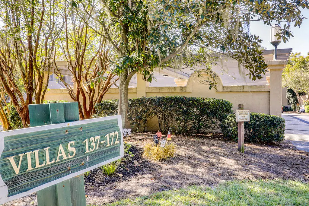 Second-Floor Condo w/Free WiFi, Shared Pool, Hot Tub, Balcony, Golf Course View