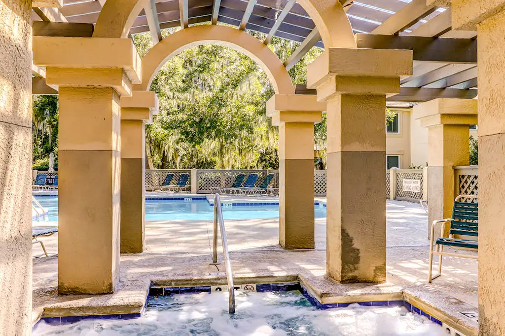 Second-Floor Condo w/Free WiFi, Shared Pool, Hot Tub, Balcony, Golf Course View