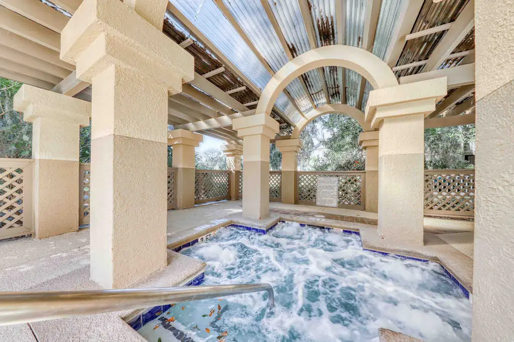 Second-Floor Condo w/Free WiFi, Shared Pool, Hot Tub, Balcony, Golf Course View