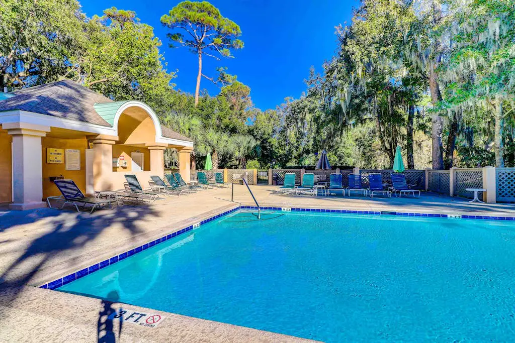 Second-Floor Condo w/Free WiFi, Shared Pool, Hot Tub, Balcony, Golf Course View