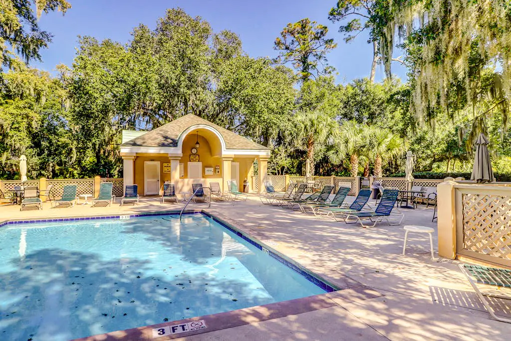 Second-Floor Condo w/Free WiFi, Shared Pool, Hot Tub, Balcony, Golf Course View