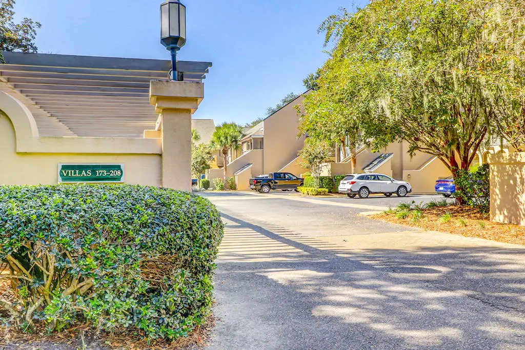 Second-Floor Condo w/Free WiFi, Shared Pool, Hot Tub, Balcony, Golf Course View