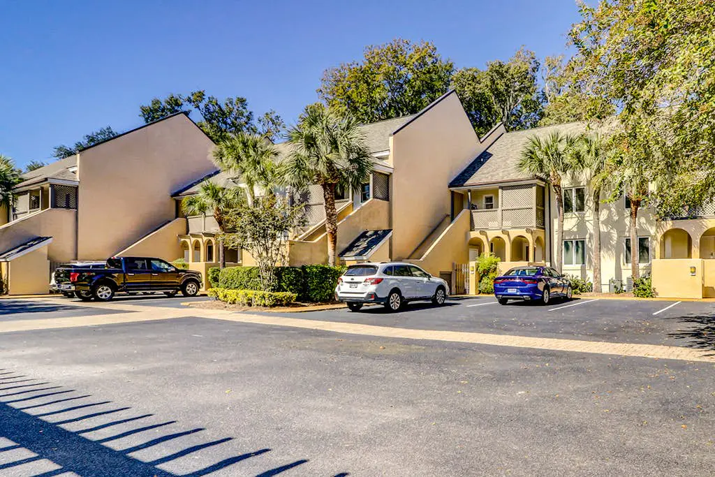 Second-Floor Condo w/Free WiFi, Shared Pool, Hot Tub, Balcony, Golf Course View