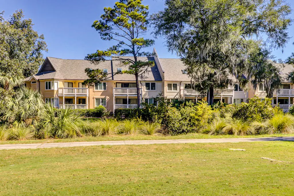 Second-Floor Condo w/Free WiFi, Shared Pool, Hot Tub, Balcony, Golf Course View