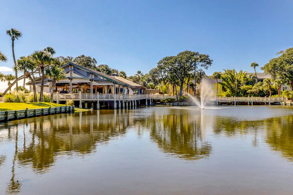 Second-Floor Condo w/Free WiFi, Shared Pool, Hot Tub, Balcony, Golf Course View
