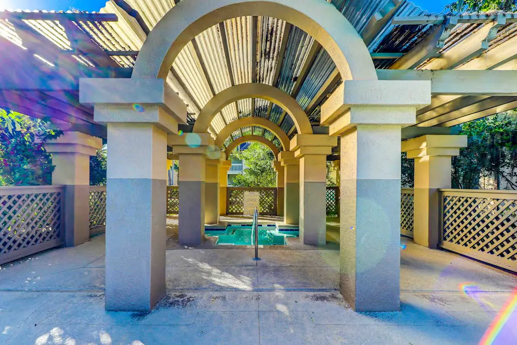Second-Floor Condo w/Free WiFi, Shared Pool, Hot Tub, Balcony, Golf Course View