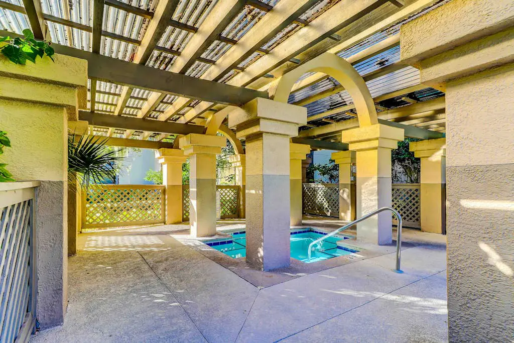 Second-Floor Condo w/Free WiFi, Shared Pool, Hot Tub, Balcony, Golf Course View