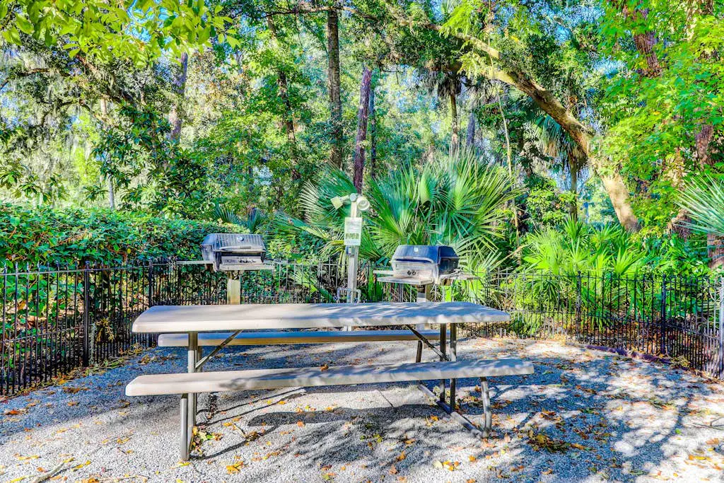 Second-Floor Condo w/Free WiFi, Shared Pool, Hot Tub, Balcony, Golf Course View