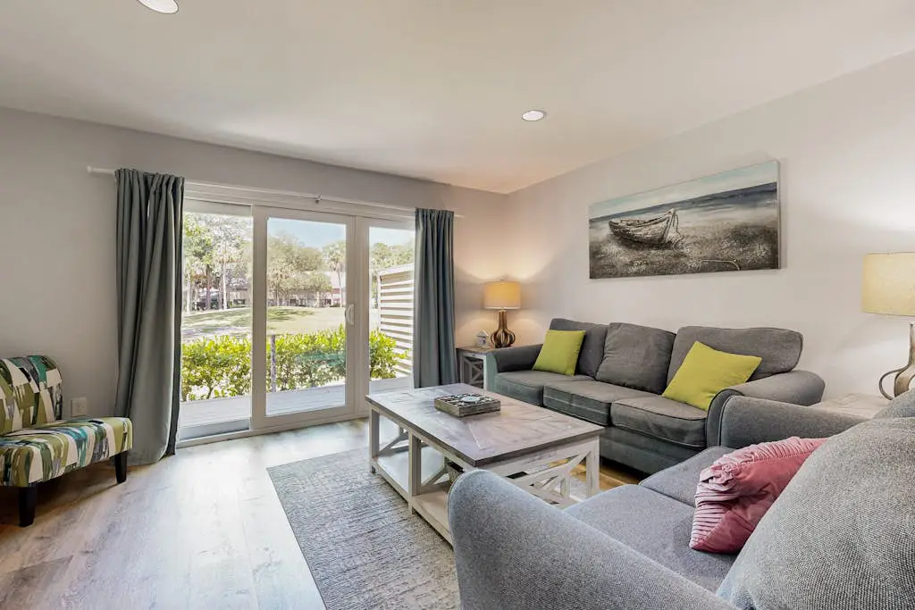 5 min walk to beach, ideal golf retreat, community pool access
