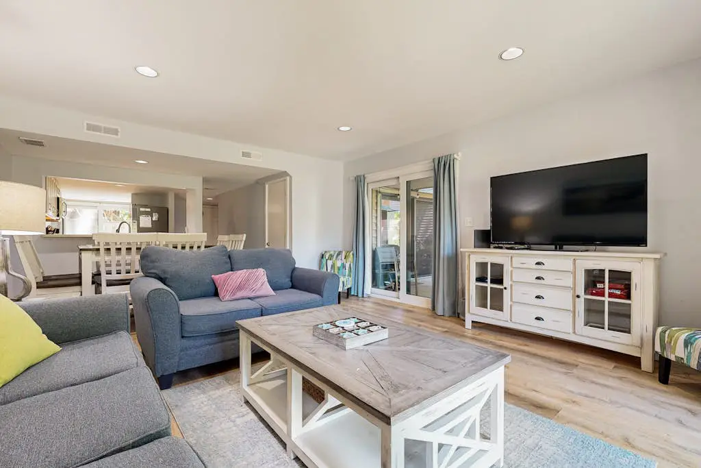 5 min walk to beach, ideal golf retreat, community pool access