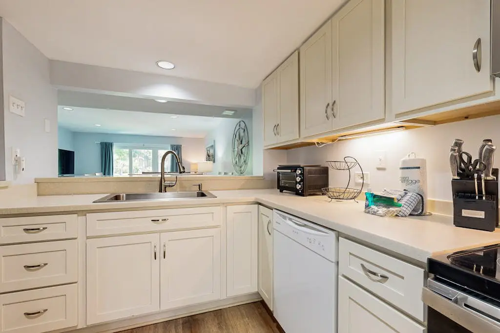 5 min walk to beach, ideal golf retreat, community pool access