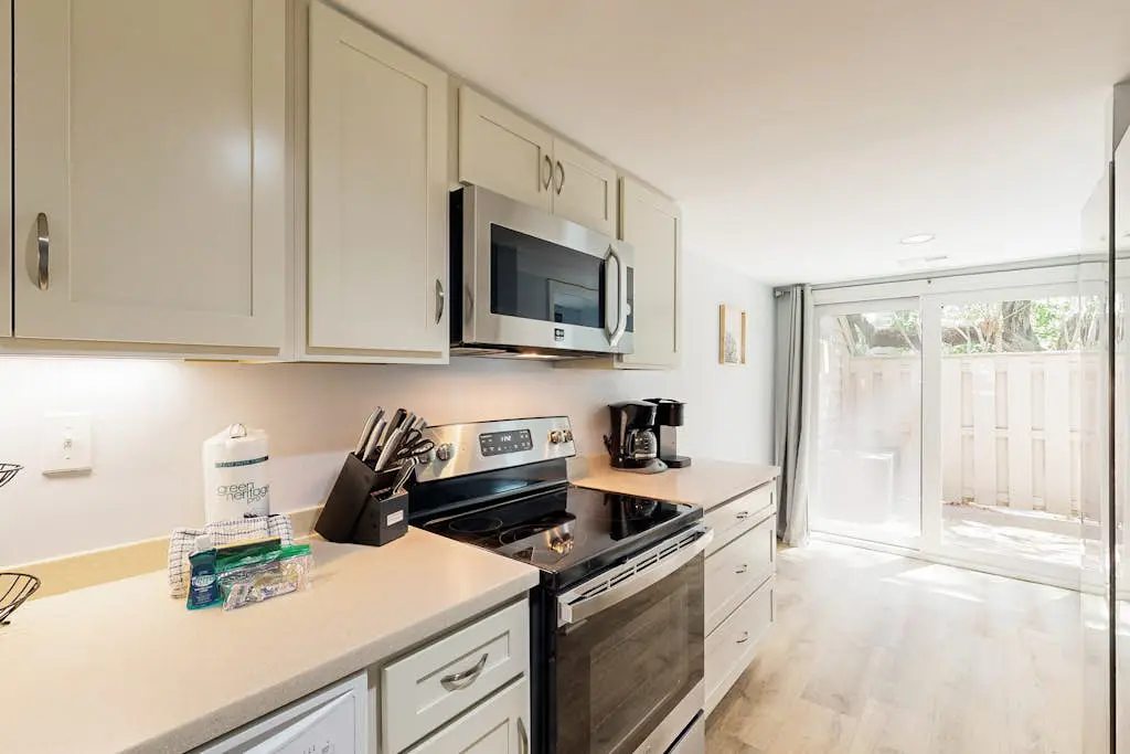 5 min walk to beach, ideal golf retreat, community pool access