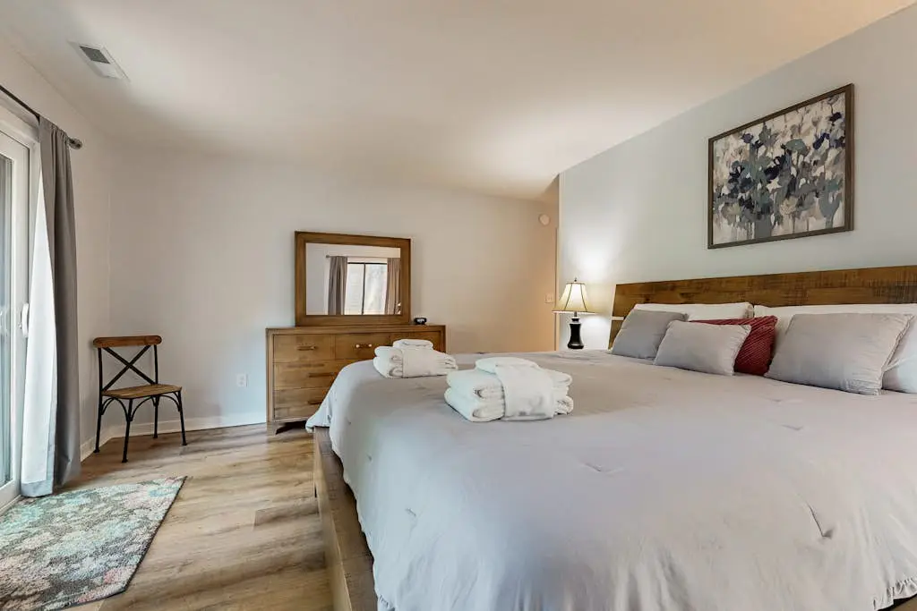 5 min walk to beach, ideal golf retreat, community pool access
