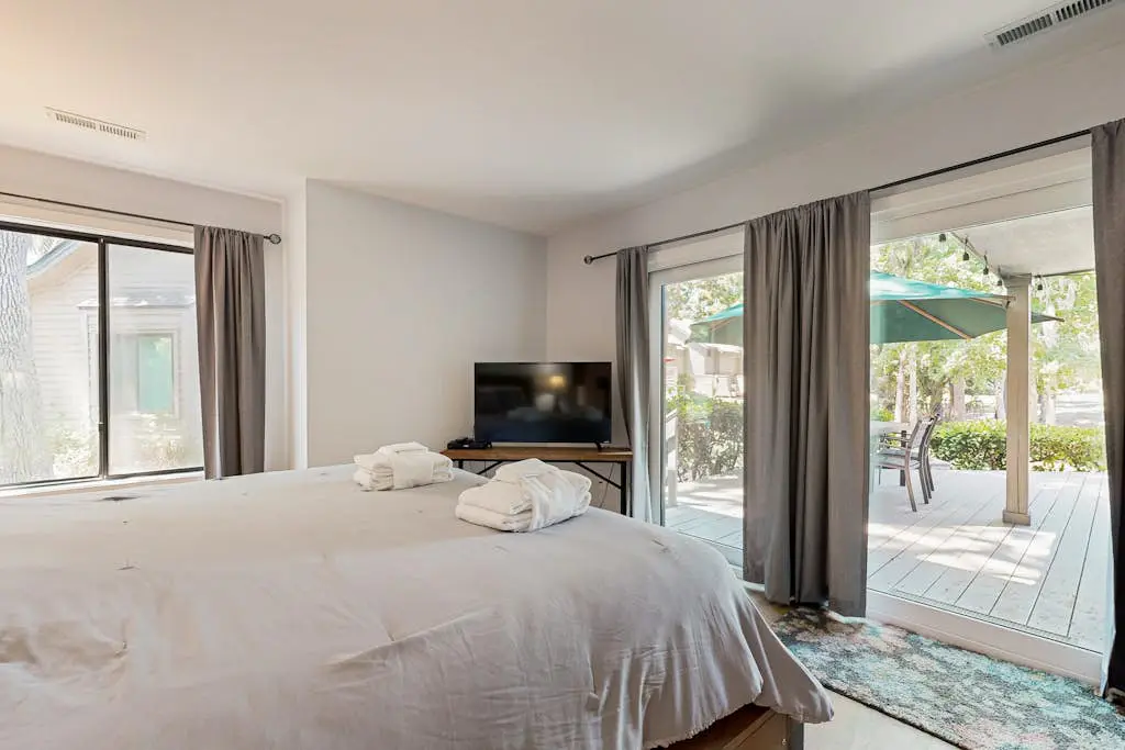 5 min walk to beach, ideal golf retreat, community pool access