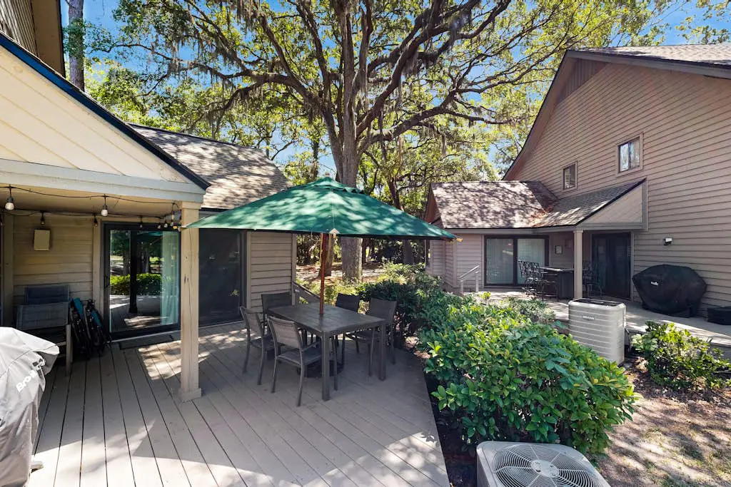 5 min walk to beach, ideal golf retreat, community pool access
