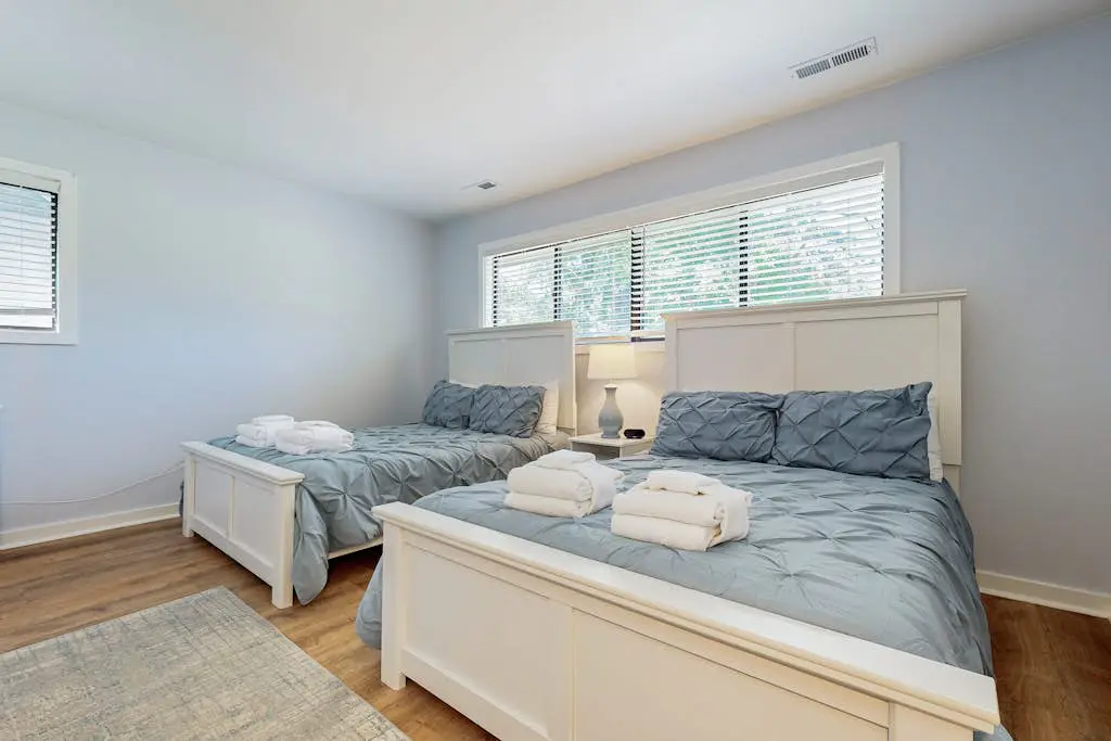 5 min walk to beach, ideal golf retreat, community pool access