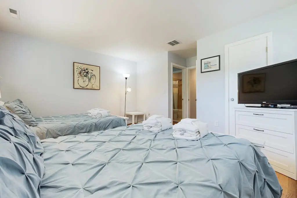 5 min walk to beach, ideal golf retreat, community pool access