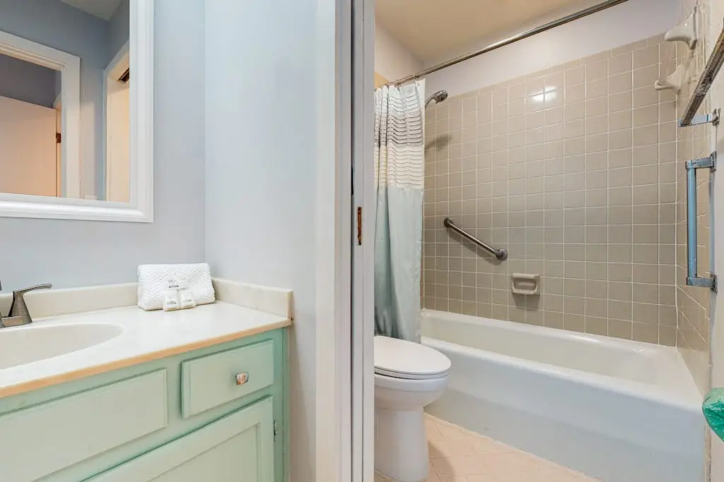 5 min walk to beach, ideal golf retreat, community pool access