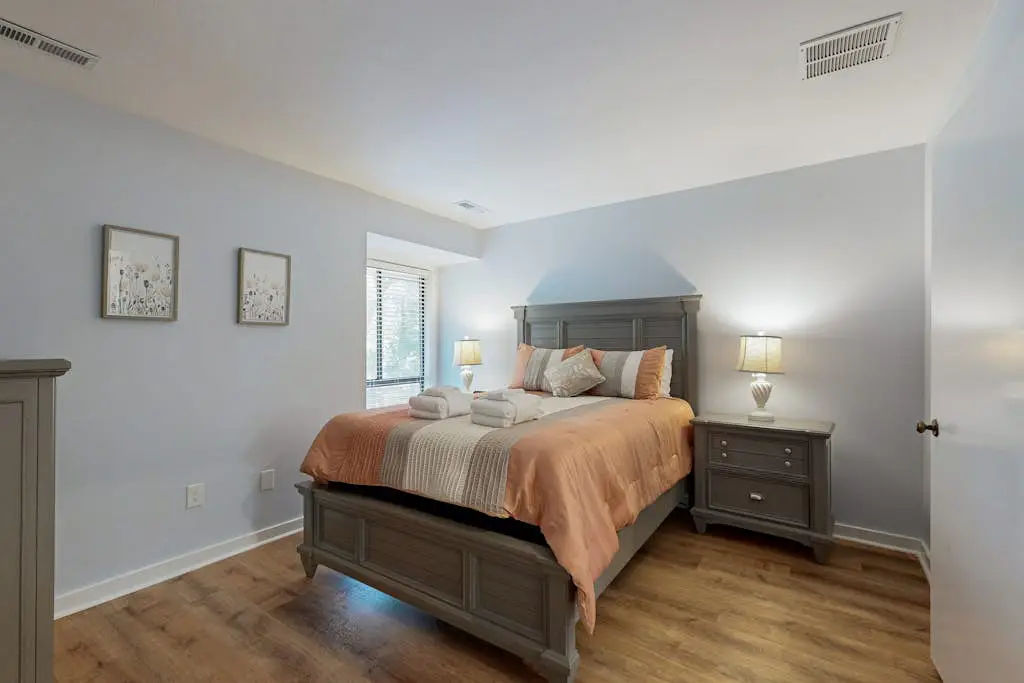 5 min walk to beach, ideal golf retreat, community pool access