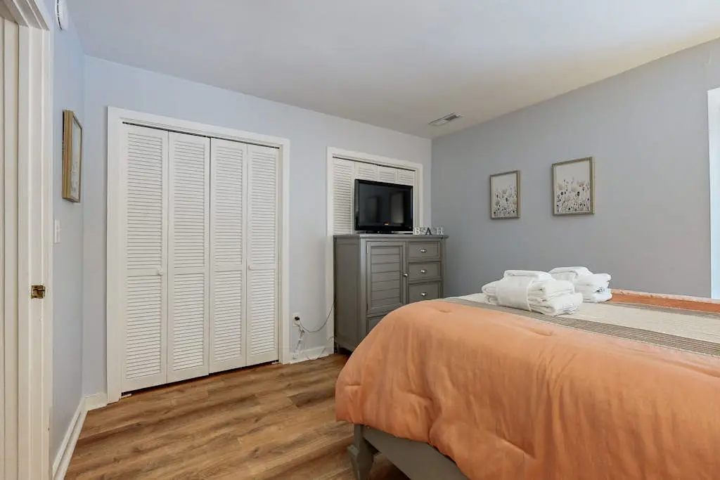 5 min walk to beach, ideal golf retreat, community pool access