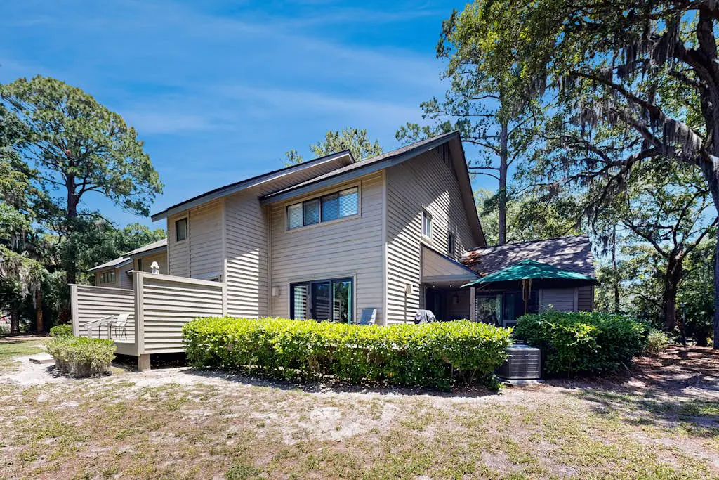 5 min walk to beach, ideal golf retreat, community pool access
