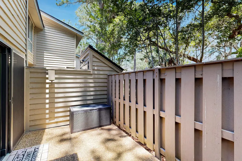 5 min walk to beach, ideal golf retreat, community pool access