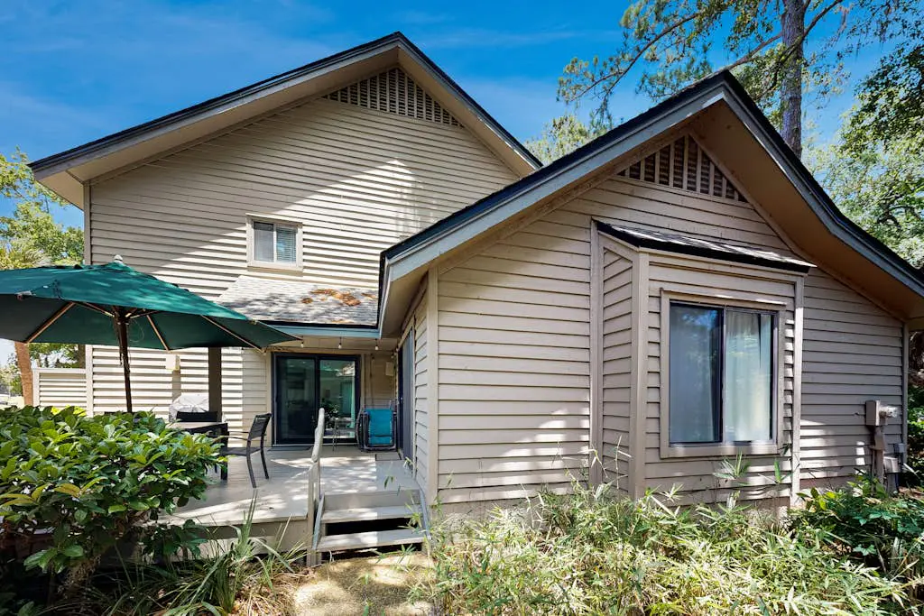 5 min walk to beach, ideal golf retreat, community pool access