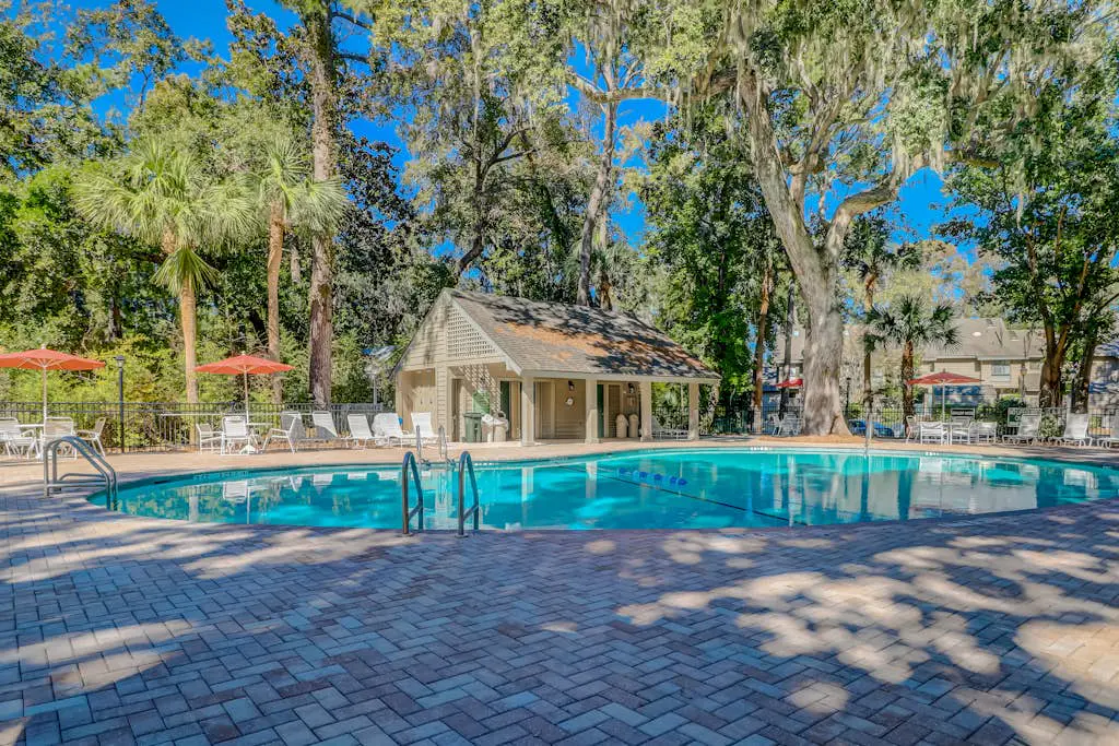 5 min walk to beach, ideal golf retreat, community pool access