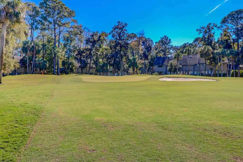 5 min walk to beach, ideal golf retreat, community pool access
