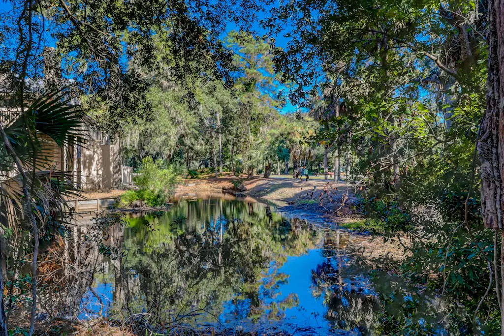 5 min walk to beach, ideal golf retreat, community pool access