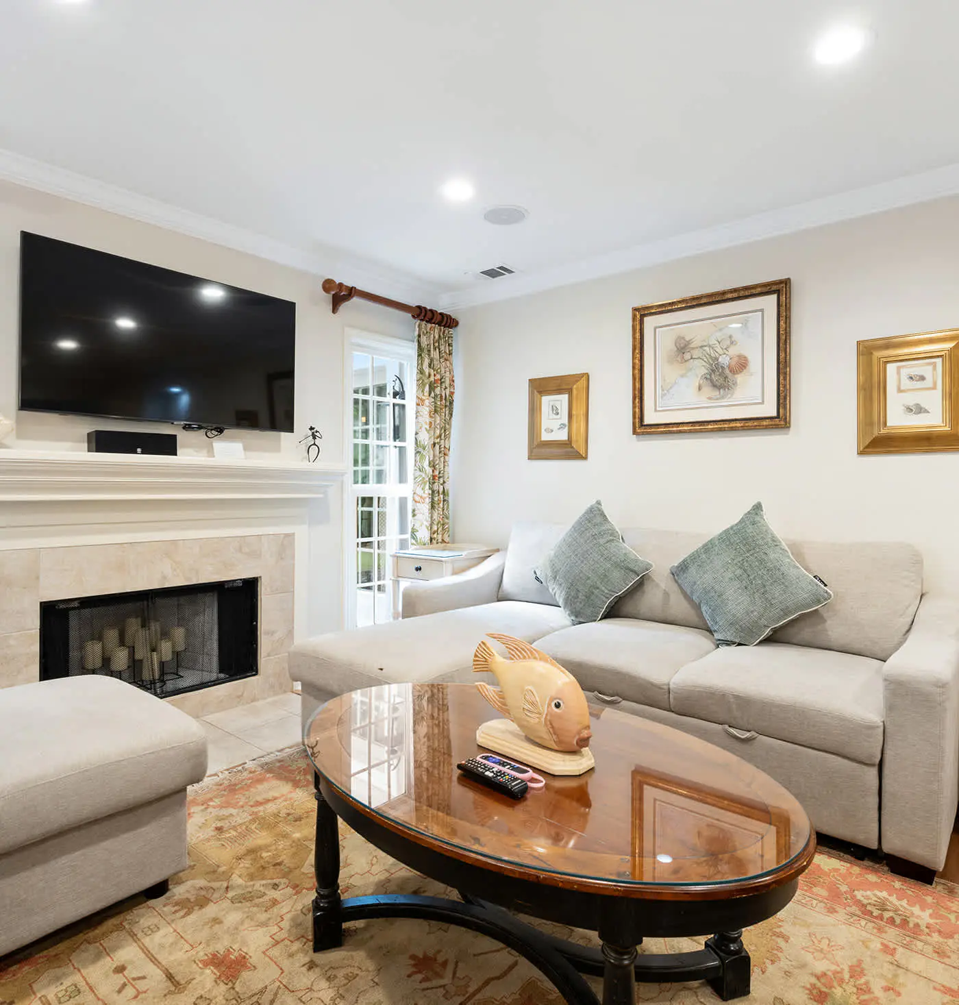 Dog friendly villa with shared pool, WiFi, private washer and dryer, and central AC