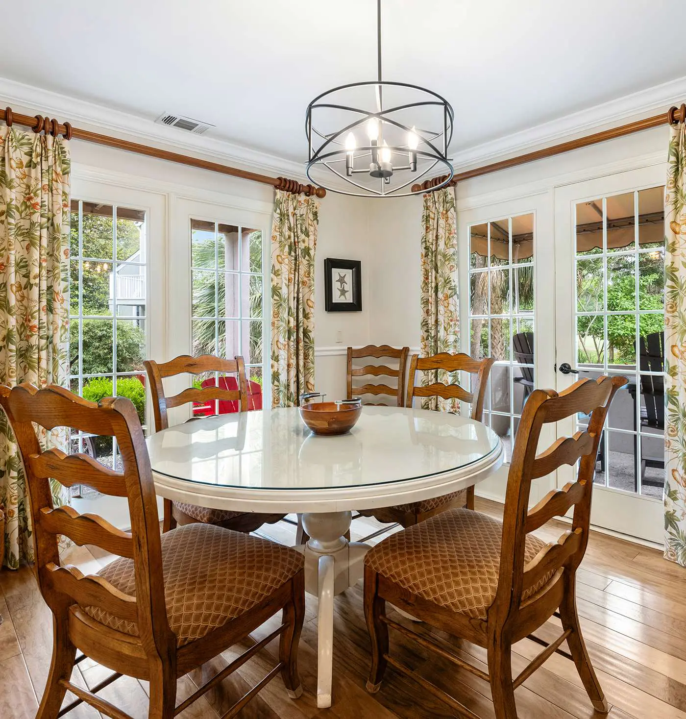 Dog friendly villa with shared pool, WiFi, private washer and dryer, and central AC