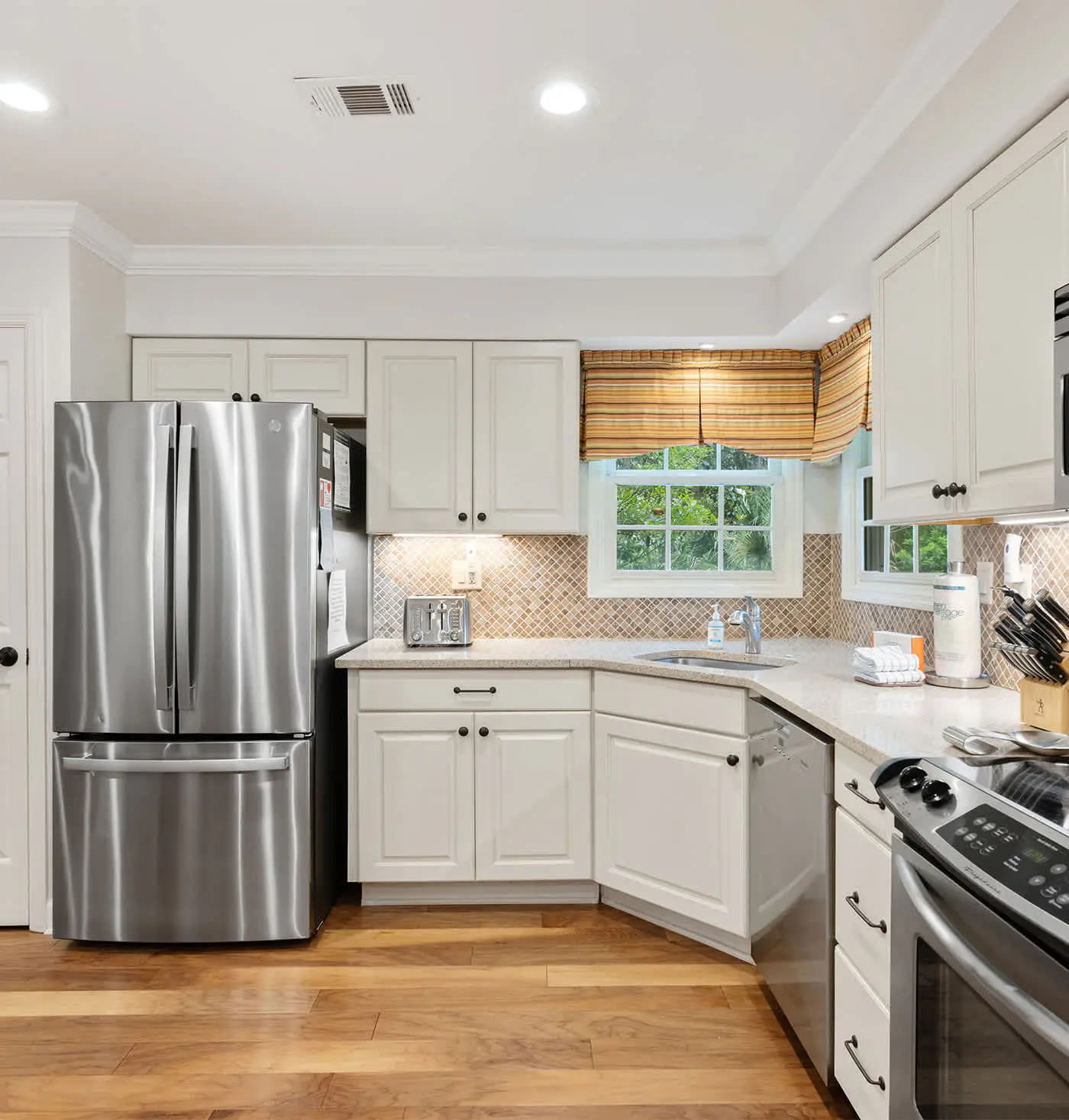 Dog friendly villa with shared pool, WiFi, private washer and dryer, and central AC