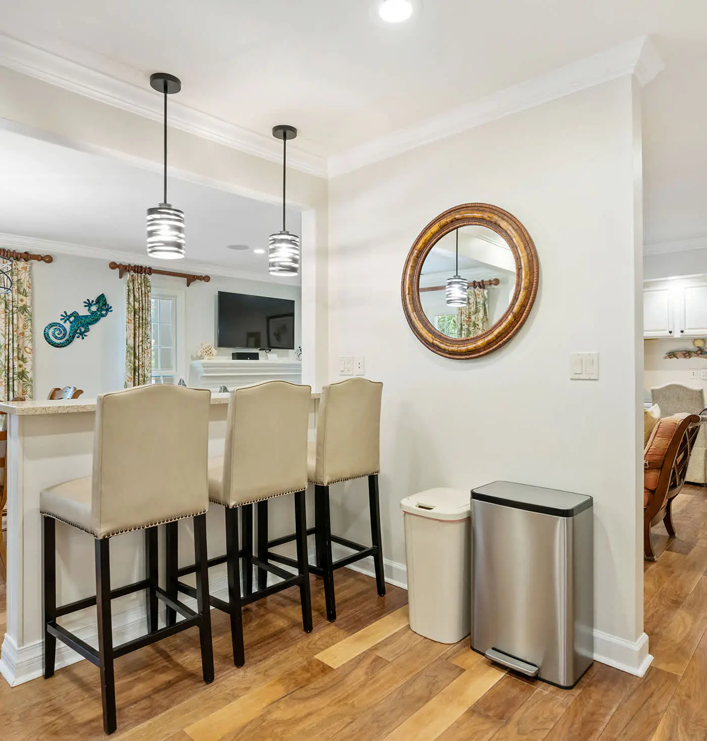 Dog friendly villa with shared pool, WiFi, private washer and dryer, and central AC