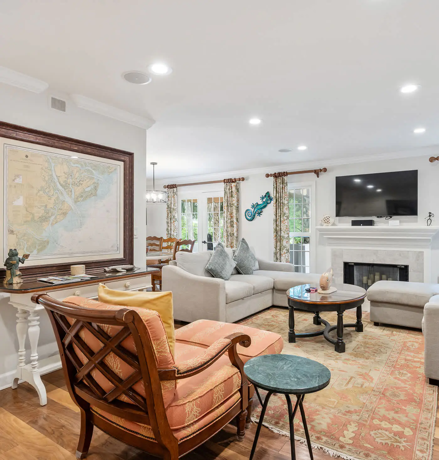 Dog friendly villa with shared pool, WiFi, private washer and dryer, and central AC