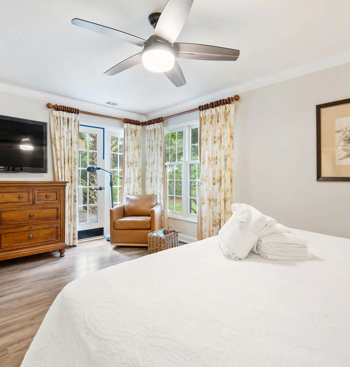 Dog friendly villa with shared pool, WiFi, private washer and dryer, and central AC