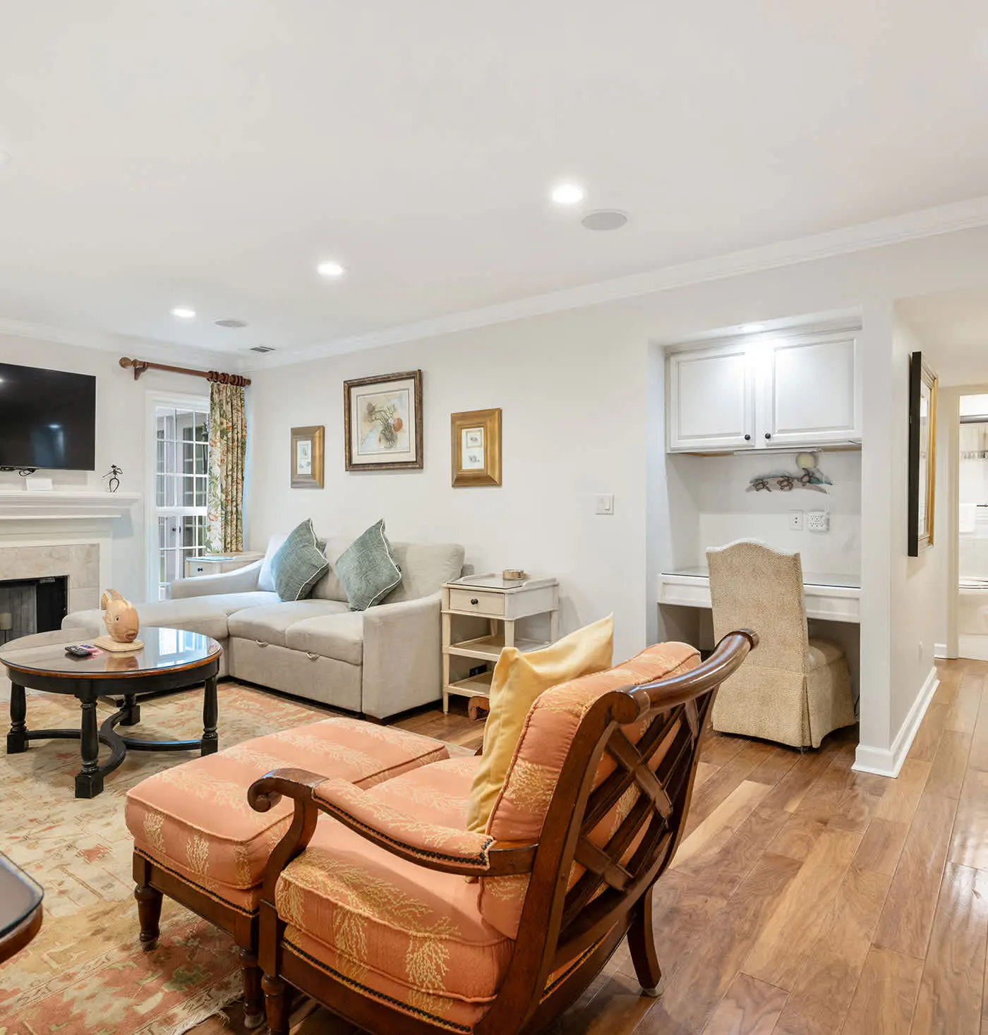 Dog friendly villa with shared pool, WiFi, private washer and dryer, and central AC