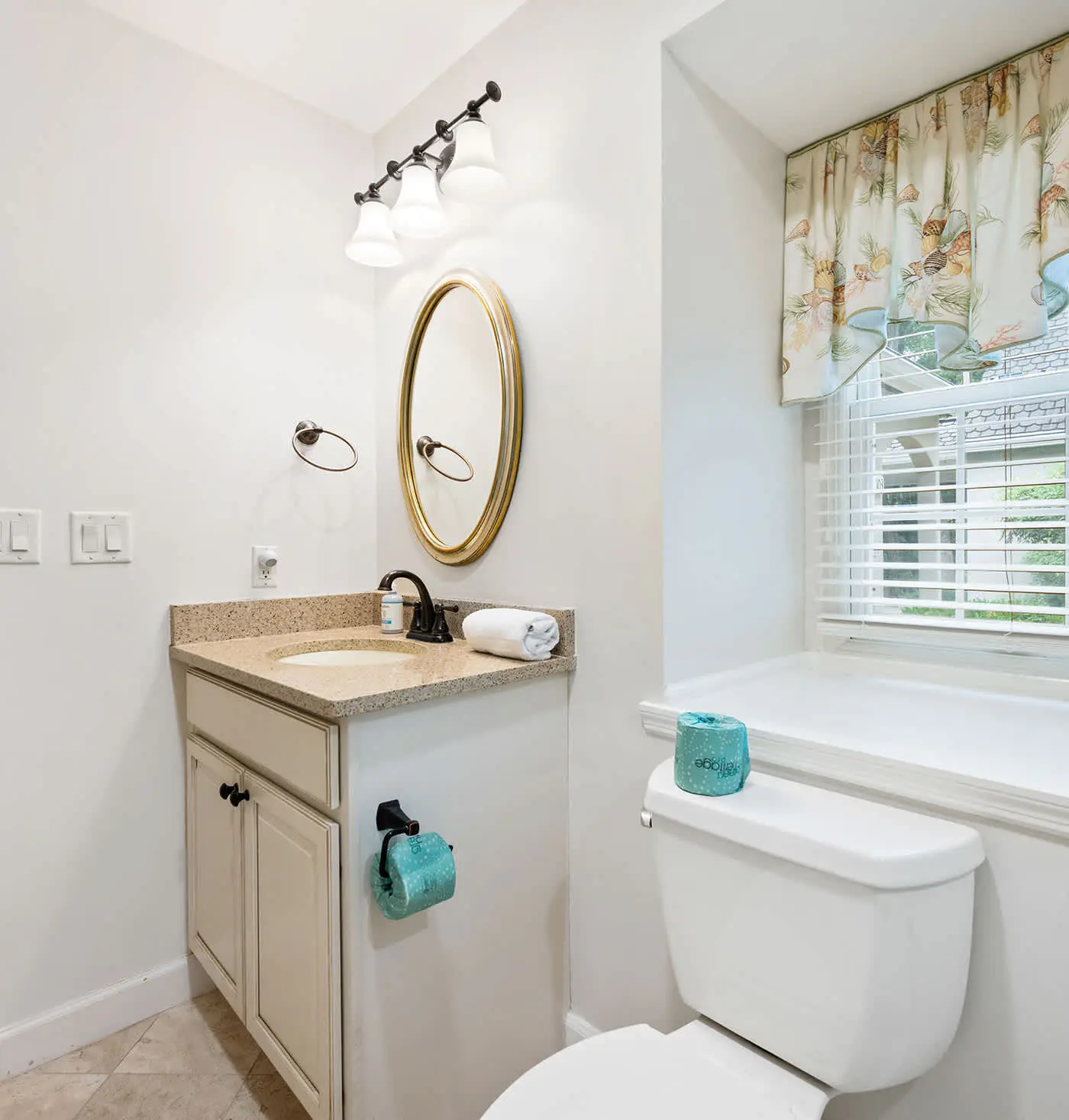 Dog friendly villa with shared pool, WiFi, private washer and dryer, and central AC