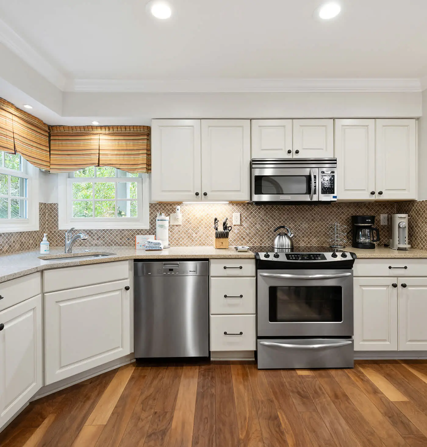 Dog friendly villa with shared pool, WiFi, private washer and dryer, and central AC