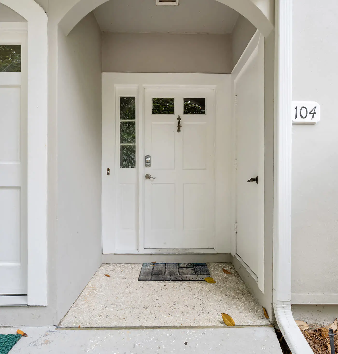 Dog friendly villa with shared pool, WiFi, private washer and dryer, and central AC