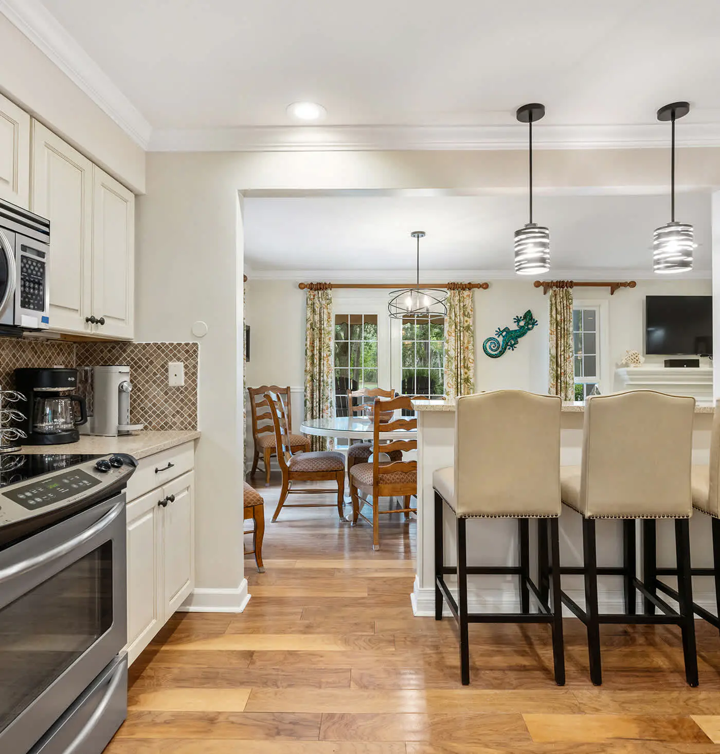 Dog friendly villa with shared pool, WiFi, private washer and dryer, and central AC