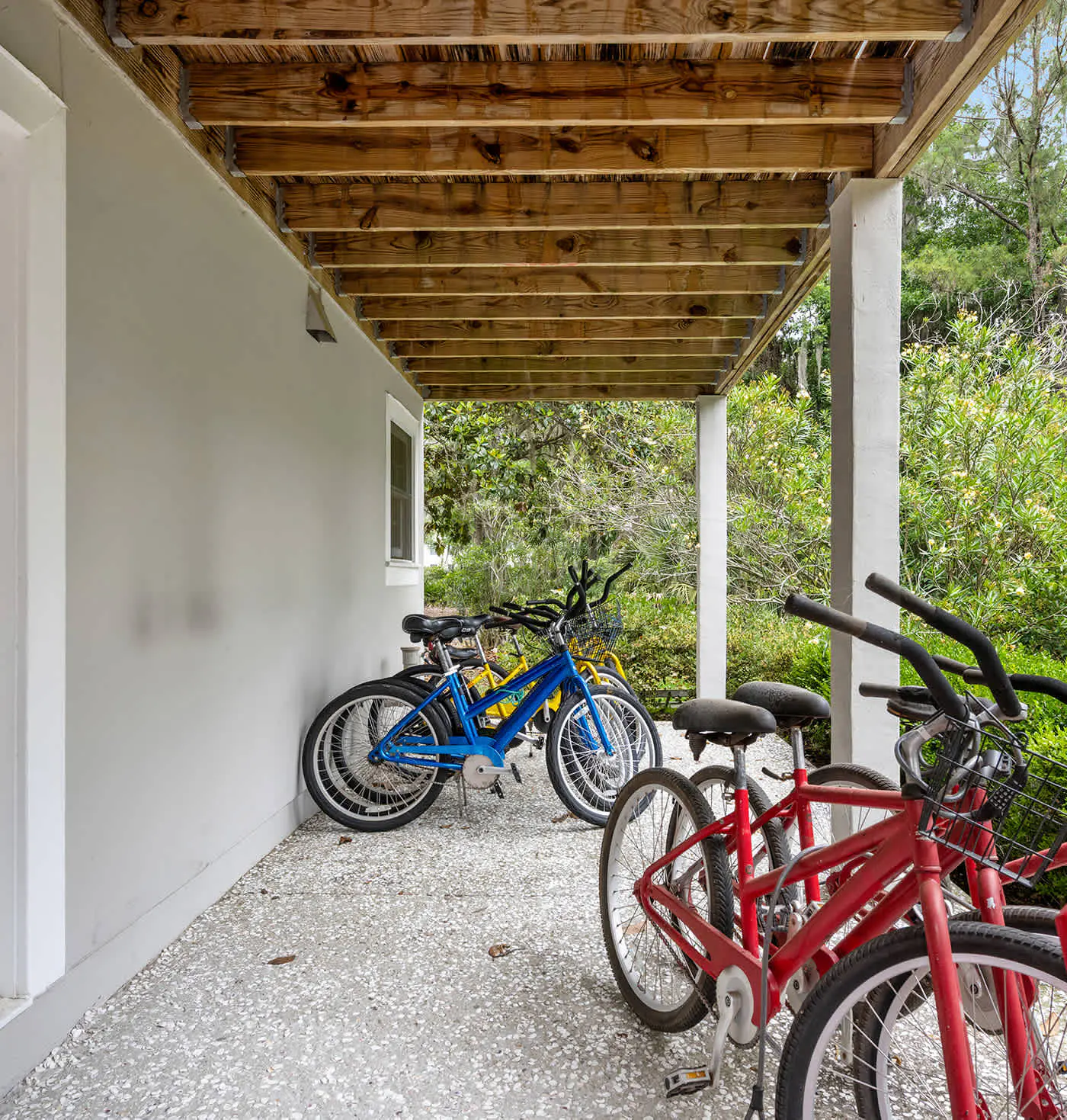 Dog friendly villa with shared pool, WiFi, private washer and dryer, and central AC