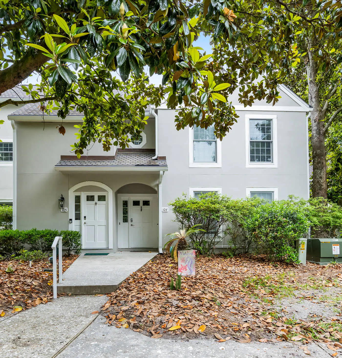 Dog friendly villa with shared pool, WiFi, private washer and dryer, and central AC