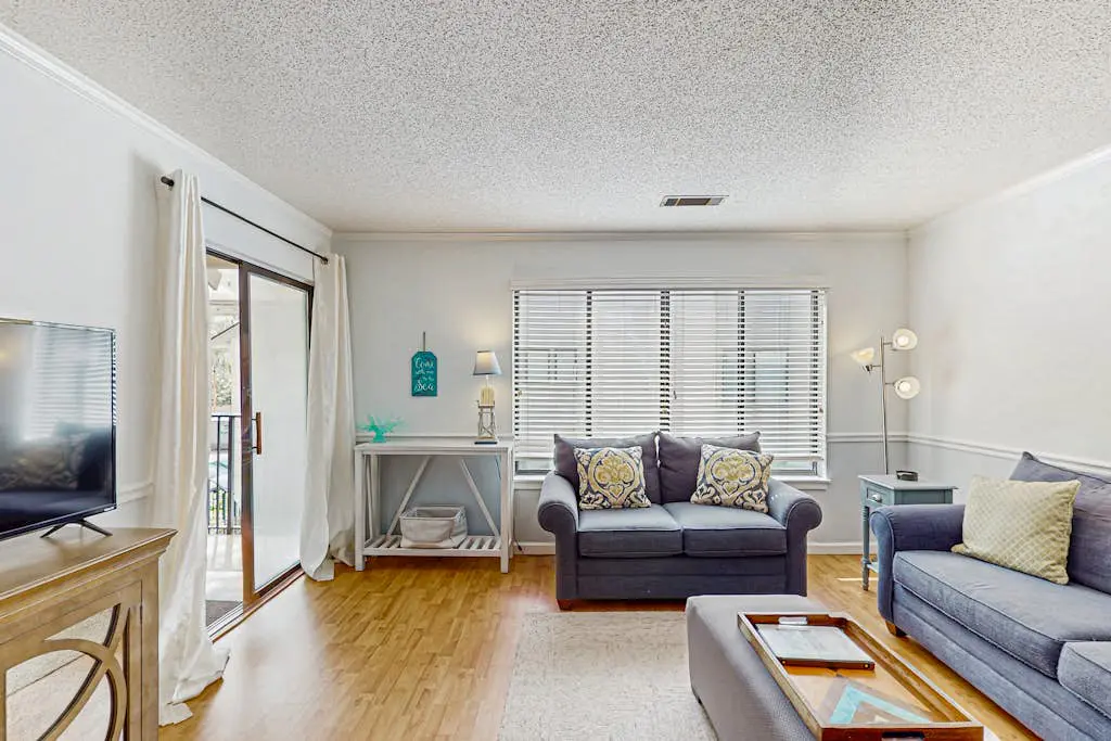 Serene, updated villa with WiFi, washer/dryer, central AC & pool