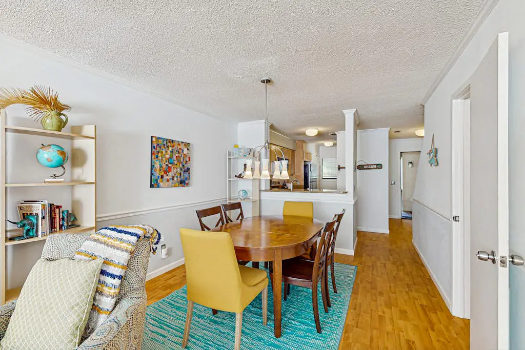 Serene, updated villa with WiFi, washer/dryer, central AC & pool