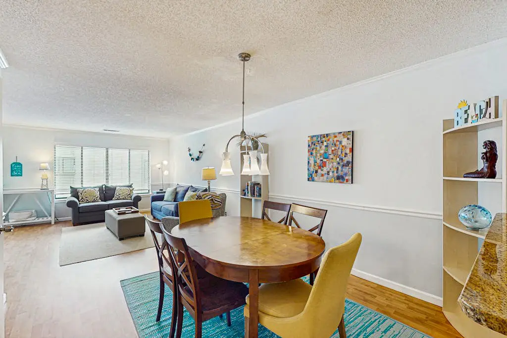 Serene, updated villa with WiFi, washer/dryer, central AC & pool