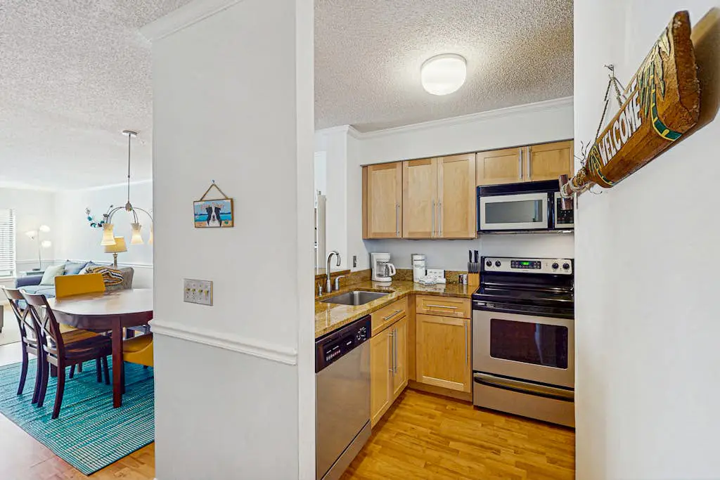 Serene, updated villa with WiFi, washer/dryer, central AC & pool
