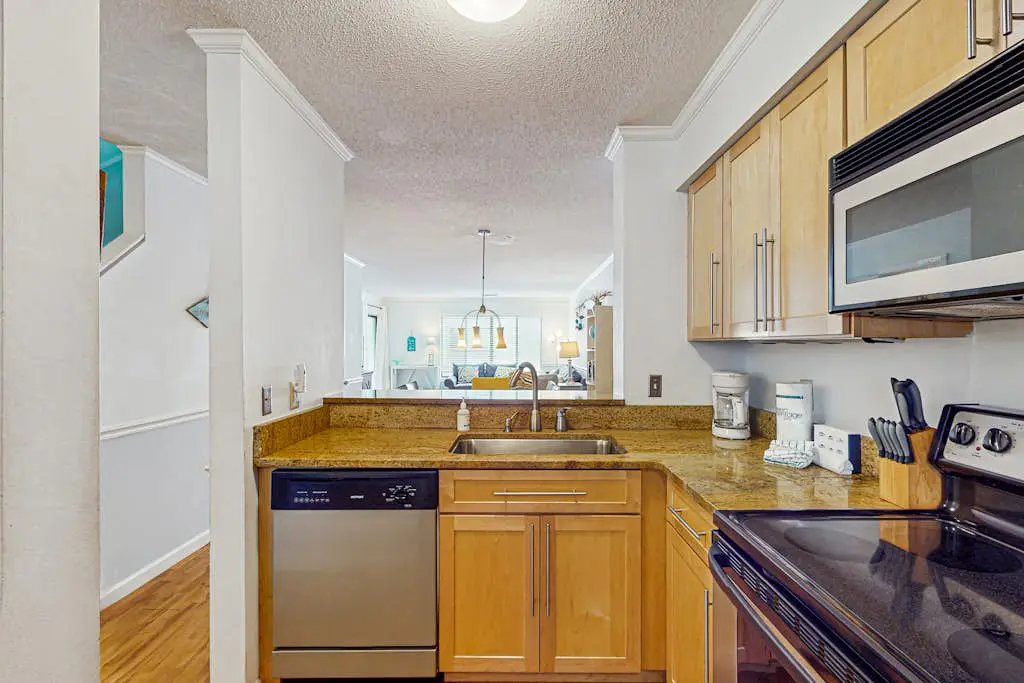 Serene, updated villa with WiFi, washer/dryer, central AC & pool