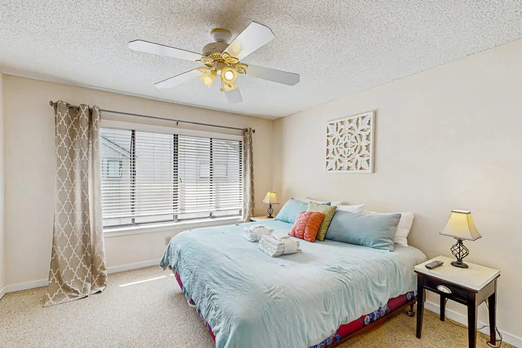 Serene, updated villa with WiFi, washer/dryer, central AC & pool