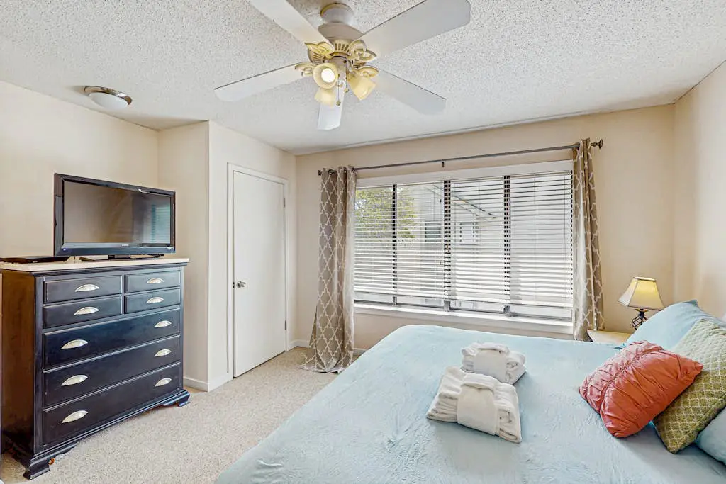 Serene, updated villa with WiFi, washer/dryer, central AC & pool
